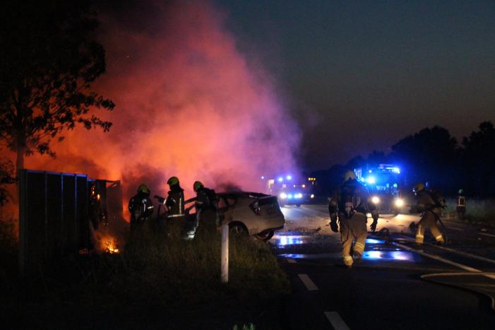 Auto's vliegen in brand na frontale aanrijding
