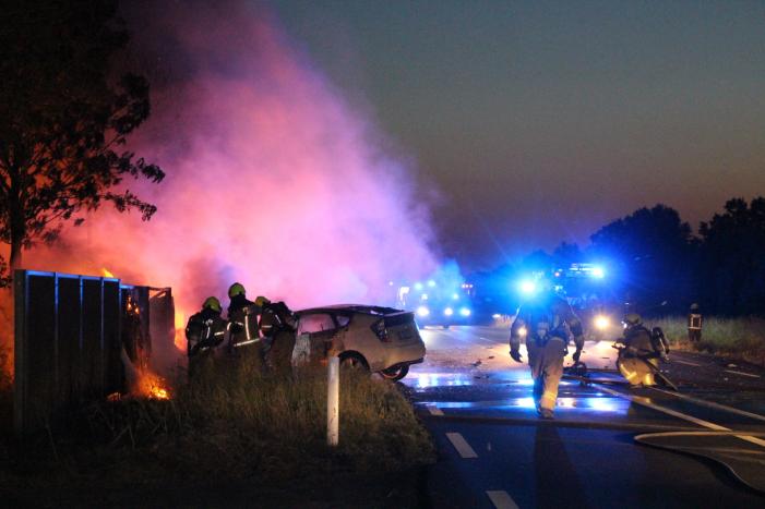 Auto's vliegen in brand na frontale aanrijding