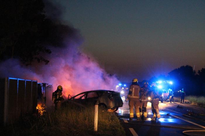 Auto's vliegen in brand na frontale aanrijding