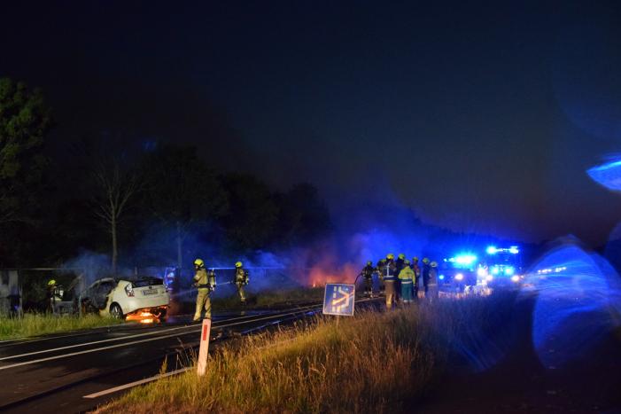 Auto's vliegen in brand na frontale aanrijding