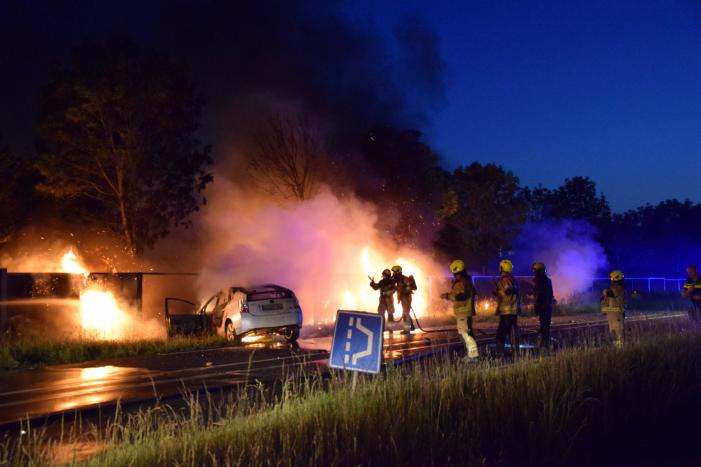 Auto's vliegen in brand na frontale aanrijding