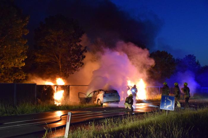 Auto's vliegen in brand na frontale aanrijding