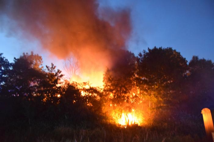 Auto's vliegen in brand na frontale aanrijding