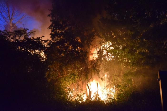Auto's vliegen in brand na frontale aanrijding