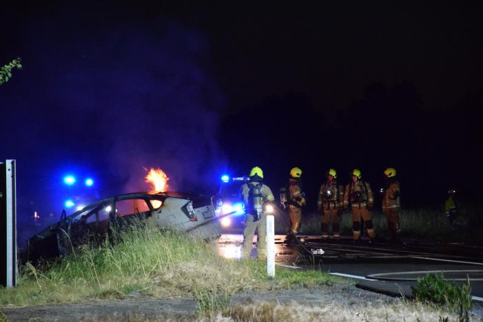 Auto's vliegen in brand na frontale aanrijding