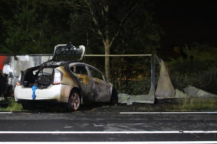 Auto's vliegen in brand na frontale aanrijding