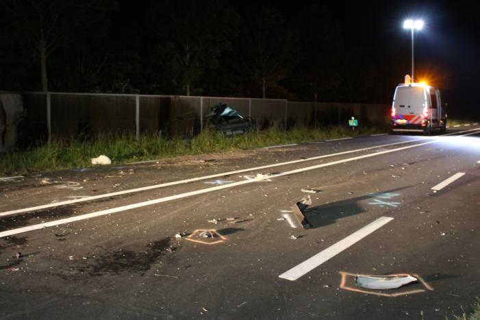 Auto's vliegen in brand na frontale aanrijding