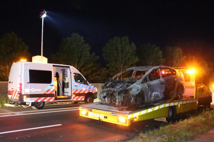 Auto's vliegen in brand na frontale aanrijding