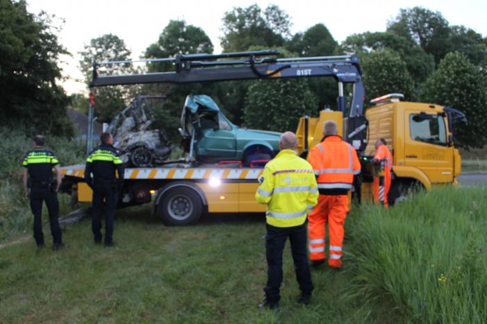 Auto's vliegen in brand na frontale aanrijding