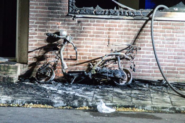 Veel schade aan woning door brandende scooter