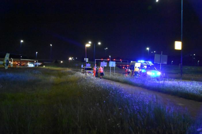 Persoon valt van twee hoog naar beneden en raakt gewond