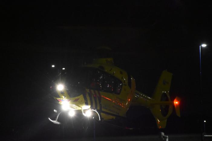 Persoon valt van twee hoog naar beneden en raakt gewond