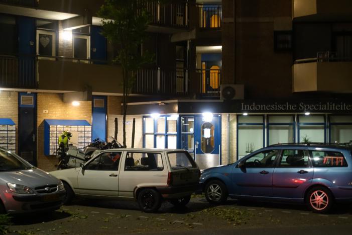 Persoon valt van twee hoog naar beneden en raakt gewond