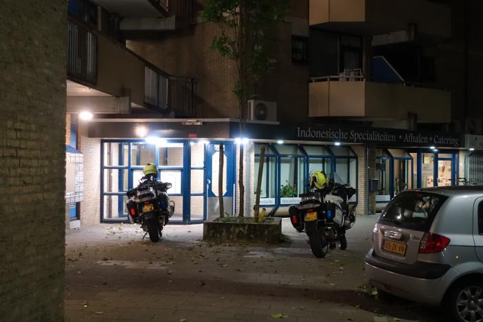 Persoon valt van twee hoog naar beneden en raakt gewond