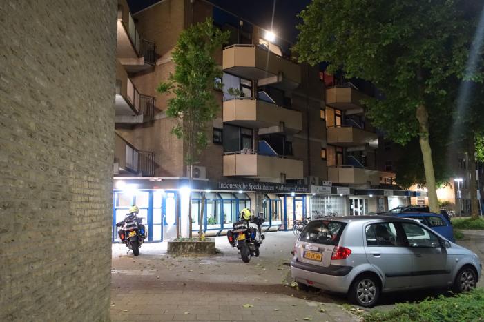 Persoon valt van twee hoog naar beneden en raakt gewond