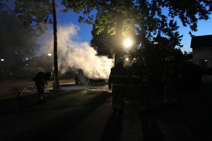 Bedrijfsbus brandt uit, vermoedelijk brandstichting