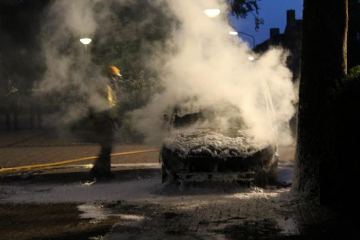 Bedrijfsbus brandt uit, vermoedelijk brandstichting