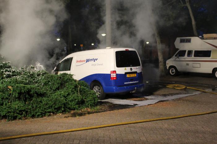 Bedrijfsbus brandt uit, vermoedelijk brandstichting