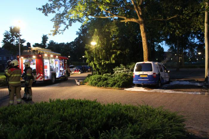 Bedrijfsbus brandt uit, vermoedelijk brandstichting