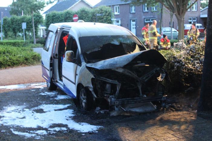 Bedrijfsbus brandt uit, vermoedelijk brandstichting