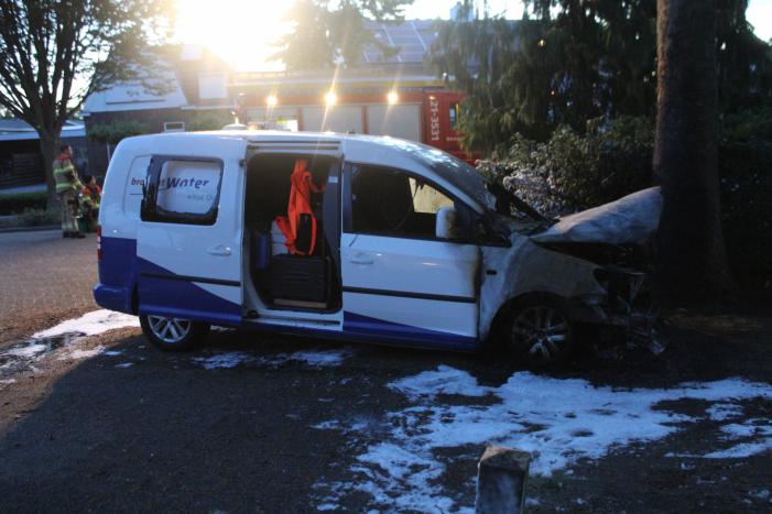 Bedrijfsbus brandt uit, vermoedelijk brandstichting