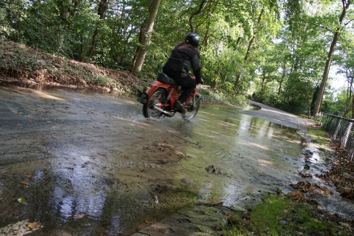 Straat blank door gesprongen waterleiding
