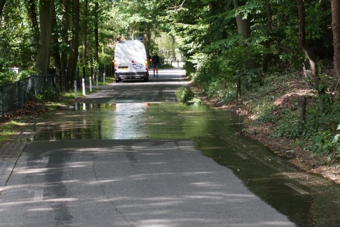 Straat blank door gesprongen waterleiding