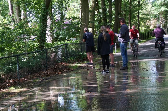 Straat blank door gesprongen waterleiding