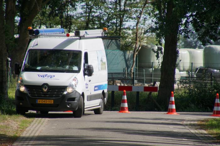 Straat blank door gesprongen waterleiding