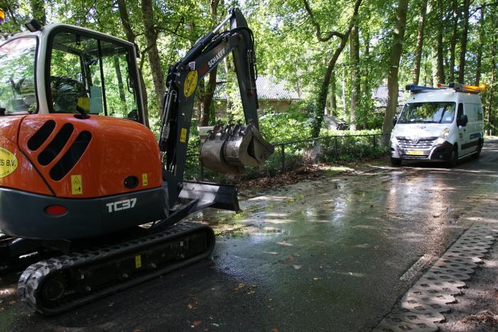 Straat blank door gesprongen waterleiding