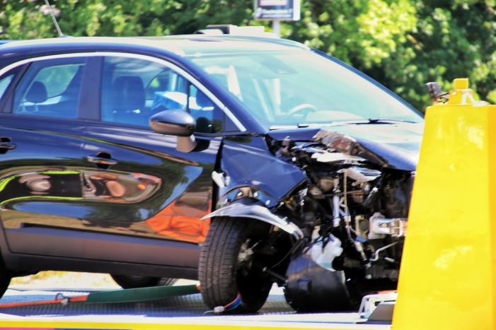 Automobilist rijdt verkeerslicht omver