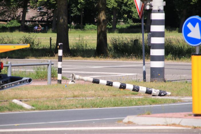 Automobilist rijdt verkeerslicht omver