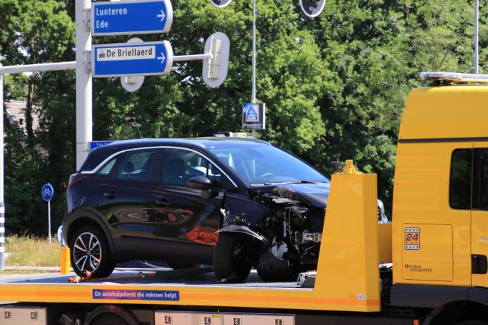 Automobilist rijdt verkeerslicht omver
