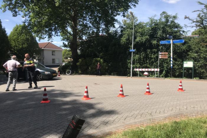 Afslaande automobilist ziet fietser over het hoofd