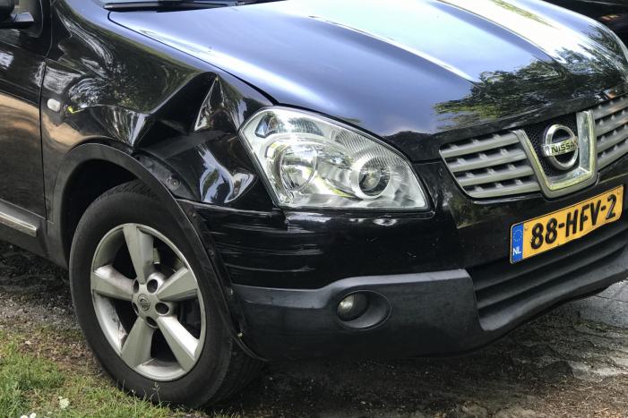 Afslaande automobilist ziet fietser over het hoofd