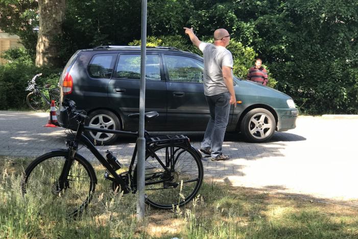 Afslaande automobilist ziet fietser over het hoofd