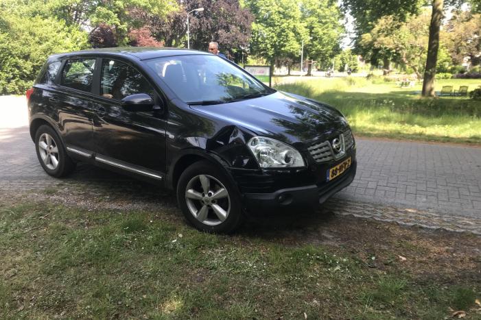 Afslaande automobilist ziet fietser over het hoofd