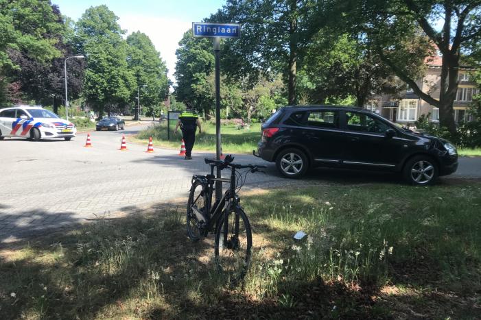 Afslaande automobilist ziet fietser over het hoofd
