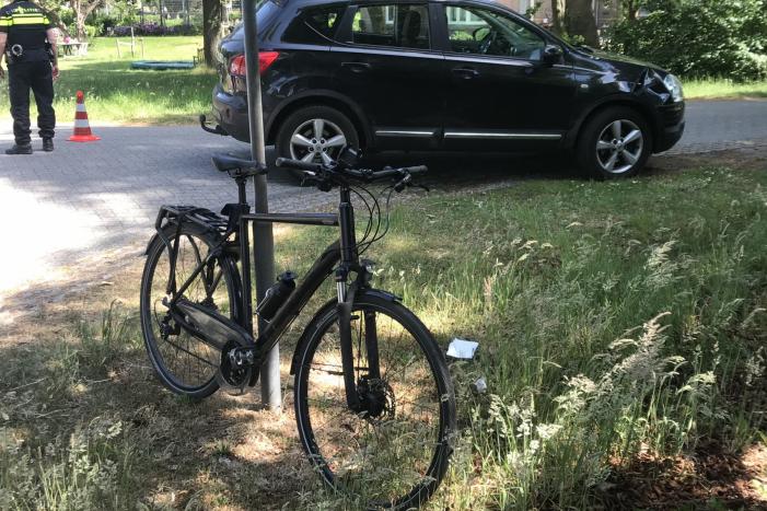 Afslaande automobilist ziet fietser over het hoofd