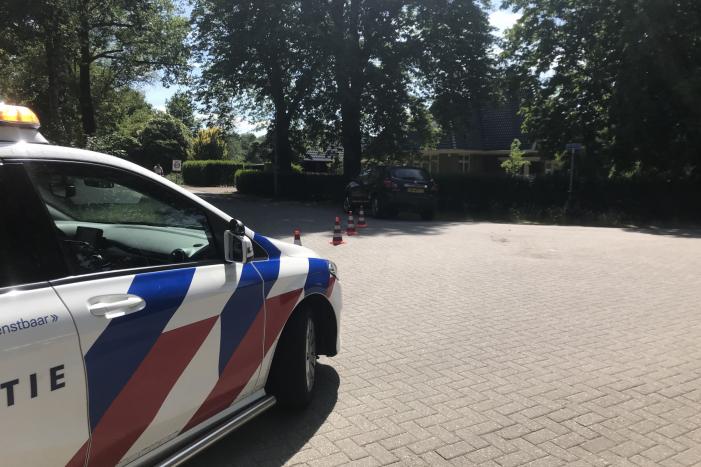 Afslaande automobilist ziet fietser over het hoofd