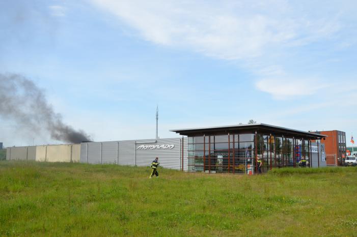 Flinke rookontwikkeling bij brand in loods