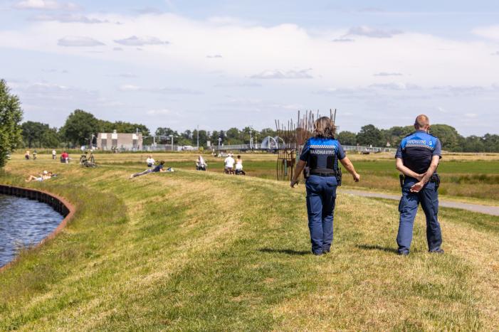 Jeugdwerkers en handhavers controleren langs de Eem