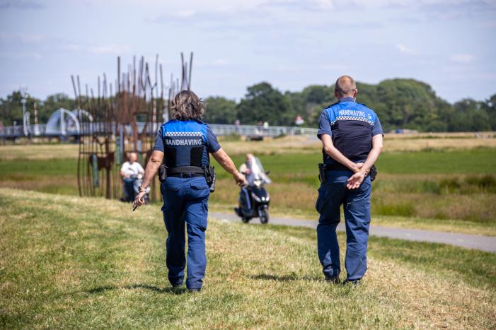 Jeugdwerkers en handhavers controleren langs de Eem