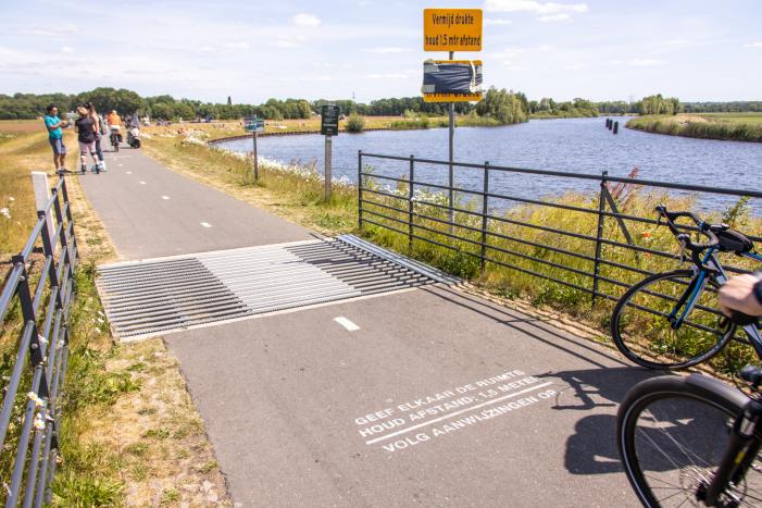 Jeugdwerkers en handhavers controleren langs de Eem