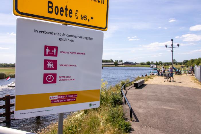 Jeugdwerkers en handhavers controleren langs de Eem