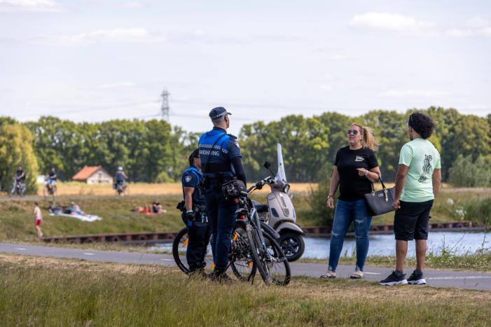 Jeugdwerkers en handhavers controleren langs de Eem