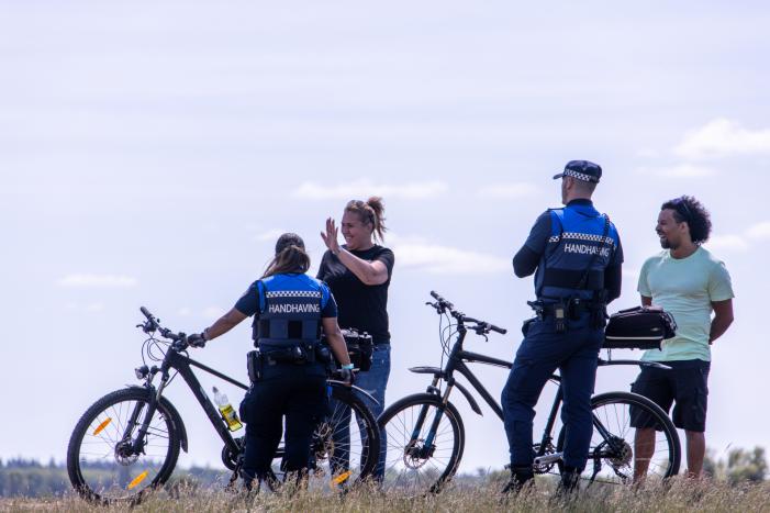 Jeugdwerkers en handhavers controleren langs de Eem