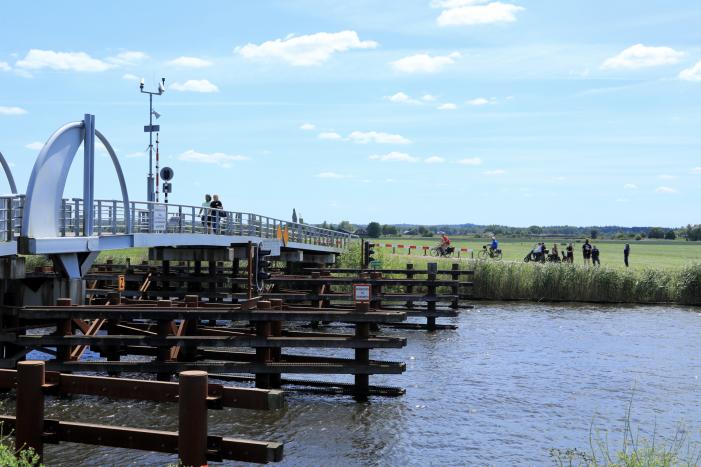 Jeugdwerkers en handhavers controleren langs de Eem