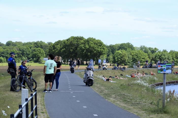 Jeugdwerkers en handhavers controleren langs de Eem