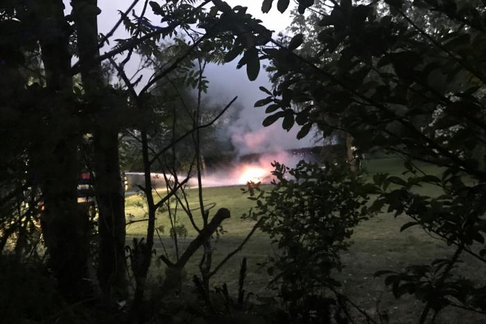 Caravan gaat in vlammen op